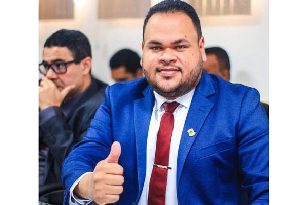 Polícia investiga se carro de vereador causou acidente por Reprodução