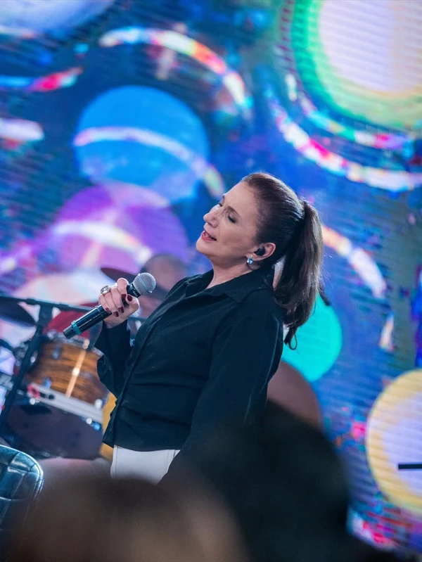 Zizi Possi comenta conversão de Luiza Possi e critica ataques nas redes sociais por Reprodução