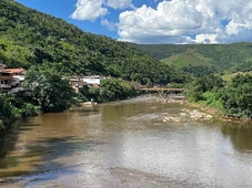 Imagem - Ponte 'invertida' em que água passa por cima vira parada obrigatória de motoristas que fogem das praias cheias