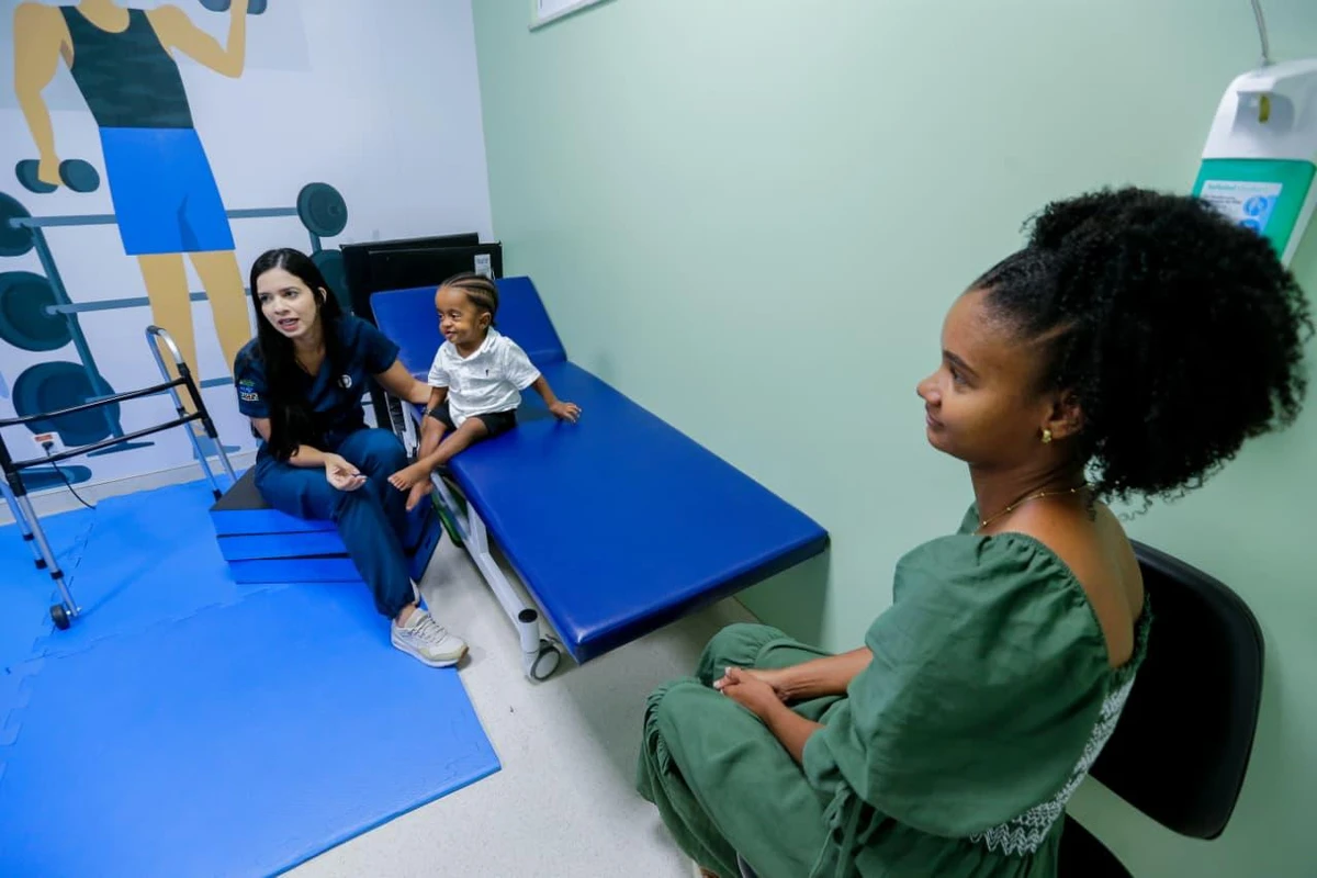 As fisioterapias aquática e em solo são aliadas no tratamento de reabilitação de crianças com osteogênese, como Samuel, e microcefalia, como Lucas por Arisson Marinho/CORREIO