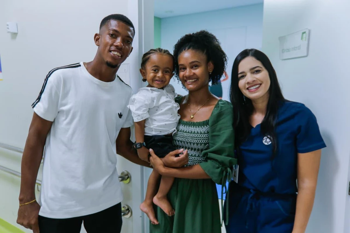 As fisioterapias aquática e em solo são aliadas no tratamento de reabilitação de crianças com osteogênese, como Samuel, e microcefalia, como Lucas por Arisson Marinho/CORREIO