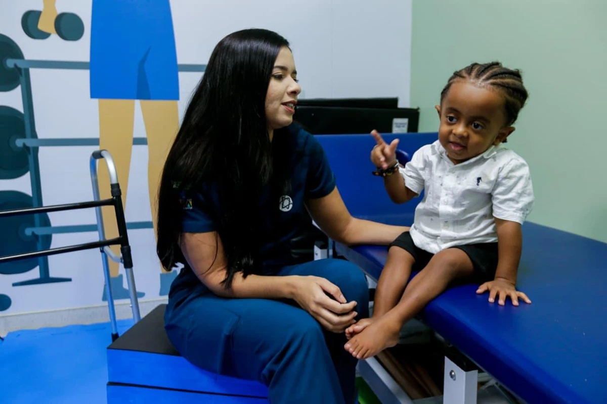 As fisioterapias aquática e em solo são aliadas no tratamento de reabilitação de crianças com osteogênese, como Samuel, e microcefalia, como Lucas por Arisson Marinho/CORREIO