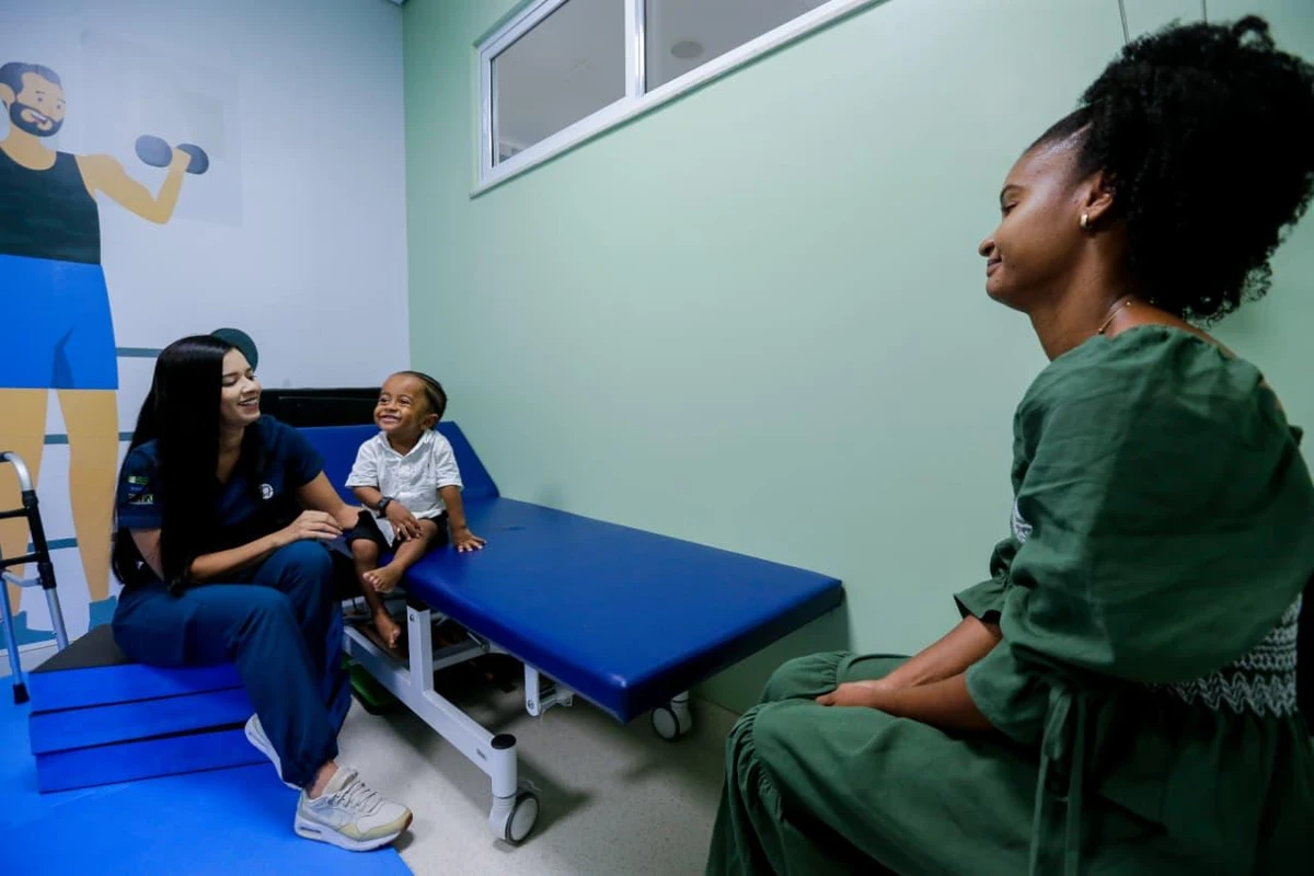 As fisioterapias aquática e em solo são aliadas no tratamento de reabilitação de crianças com osteogênese, como Samuel, e microcefalia, como Lucas por Arisson Marinho/CORREIO