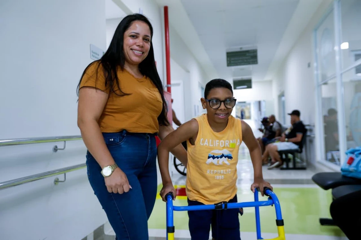 As fisioterapias aquática e em solo são aliadas no tratamento de reabilitação de crianças com osteogênese, como Samuel, e microcefalia, como Lucas por Arisson Marinho/CORREIO