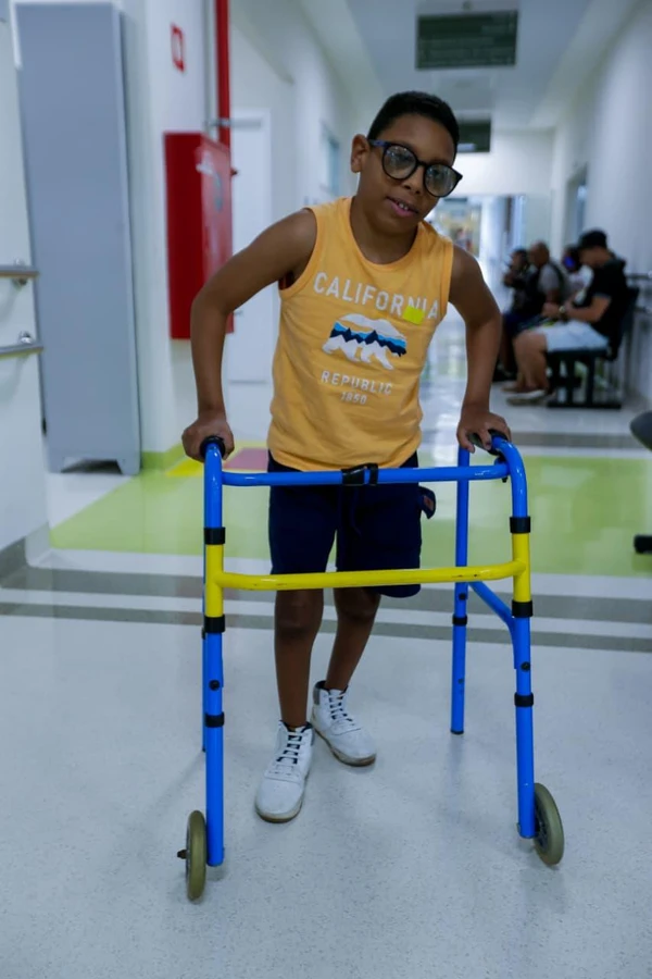 As fisioterapias aquática e em solo são aliadas no tratamento de reabilitação de crianças com osteogênese, como Samuel, e microcefalia, como Lucas por Arisson Marinho/CORREIO