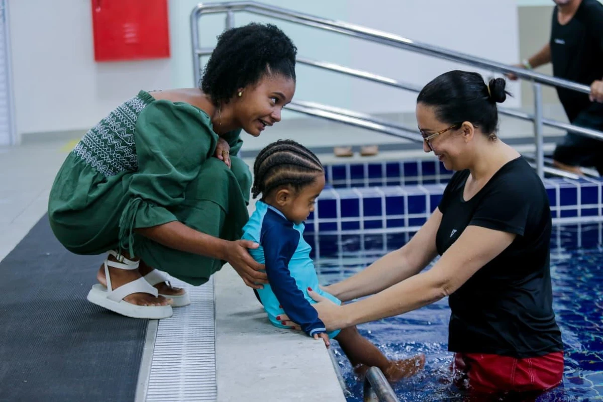 As fisioterapias aquática e em solo são aliadas no tratamento de reabilitação de crianças com osteogênese, como Samuel, e microcefalia, como Lucas por Arisson Marinho/CORREIO