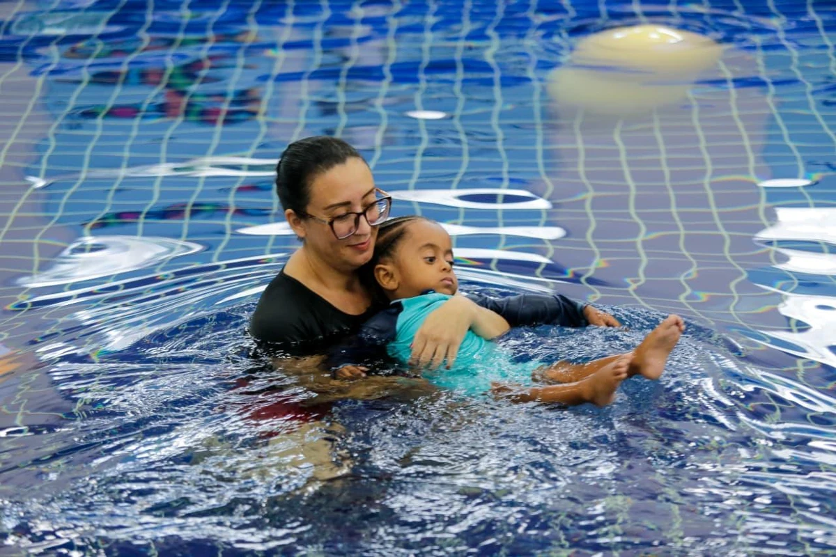 As fisioterapias aquática e em solo são aliadas no tratamento de reabilitação de crianças com osteogênese, como Samuel, e microcefalia, como Lucas por Arisson Marinho/CORREIO