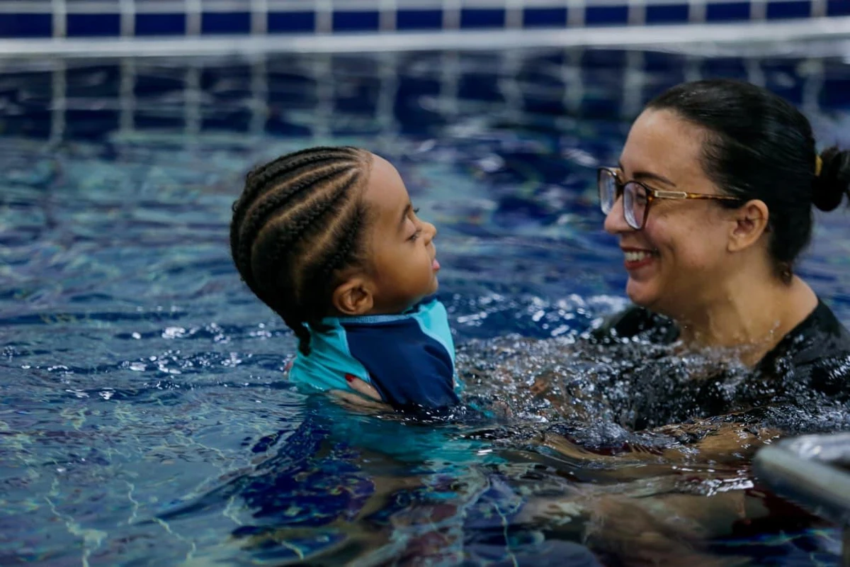 As fisioterapias aquática e em solo são aliadas no tratamento de reabilitação de crianças com osteogênese, como Samuel, e microcefalia, como Lucas por Arisson Marinho/CORREIO
