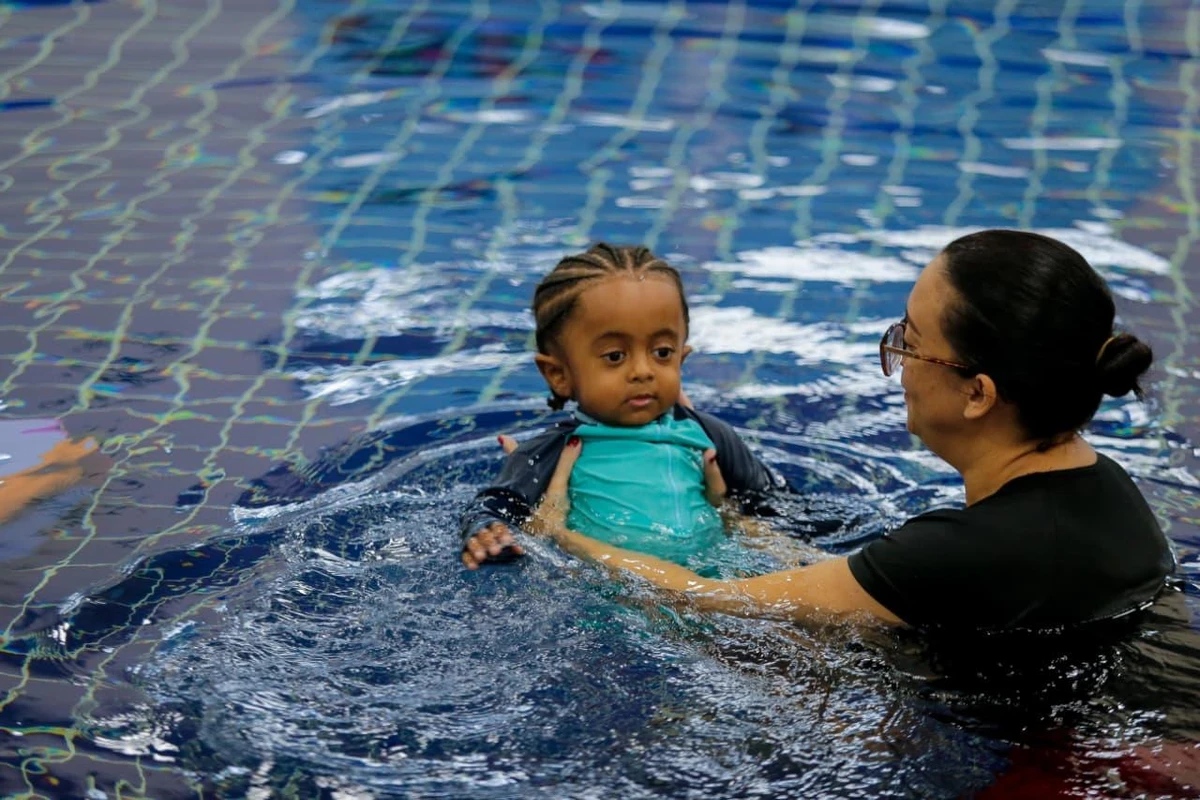 As fisioterapias aquática e em solo são aliadas no tratamento de reabilitação de crianças com osteogênese, como Samuel, e microcefalia, como Lucas por Arisson Marinho/CORREIO