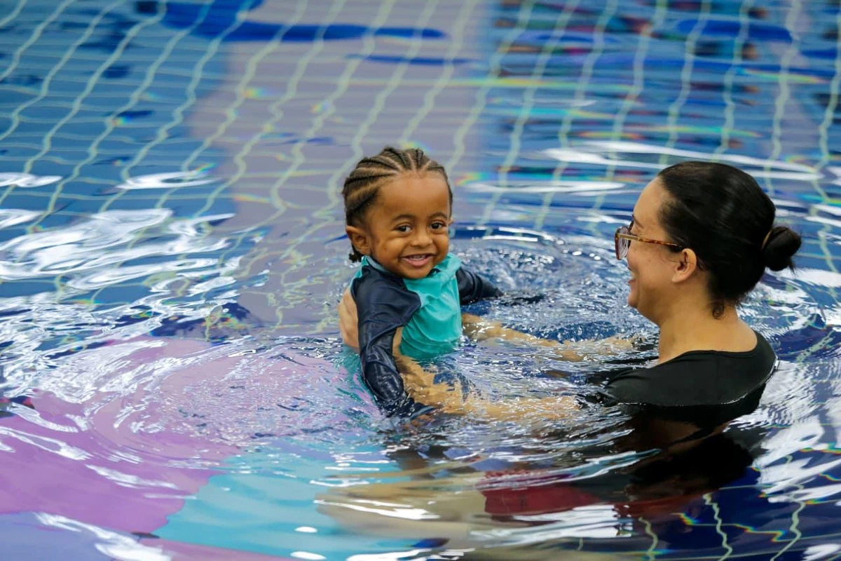 As fisioterapias aquática e em solo são aliadas no tratamento de reabilitação de crianças com osteogênese, como Samuel, e microcefalia, como Lucas