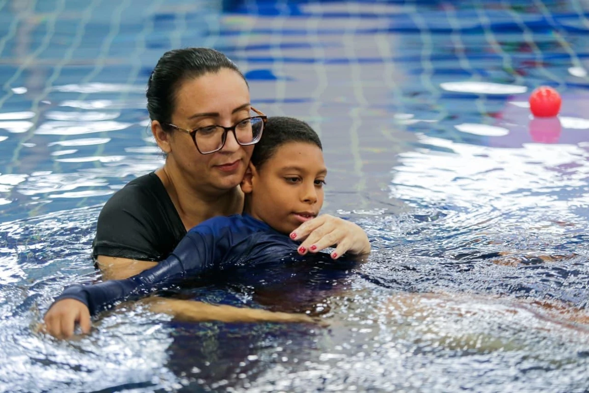 As fisioterapias aquática e em solo são aliadas no tratamento de reabilitação de crianças com osteogênese, como Samuel, e microcefalia, como Lucas por Arisson Marinho/CORREIO