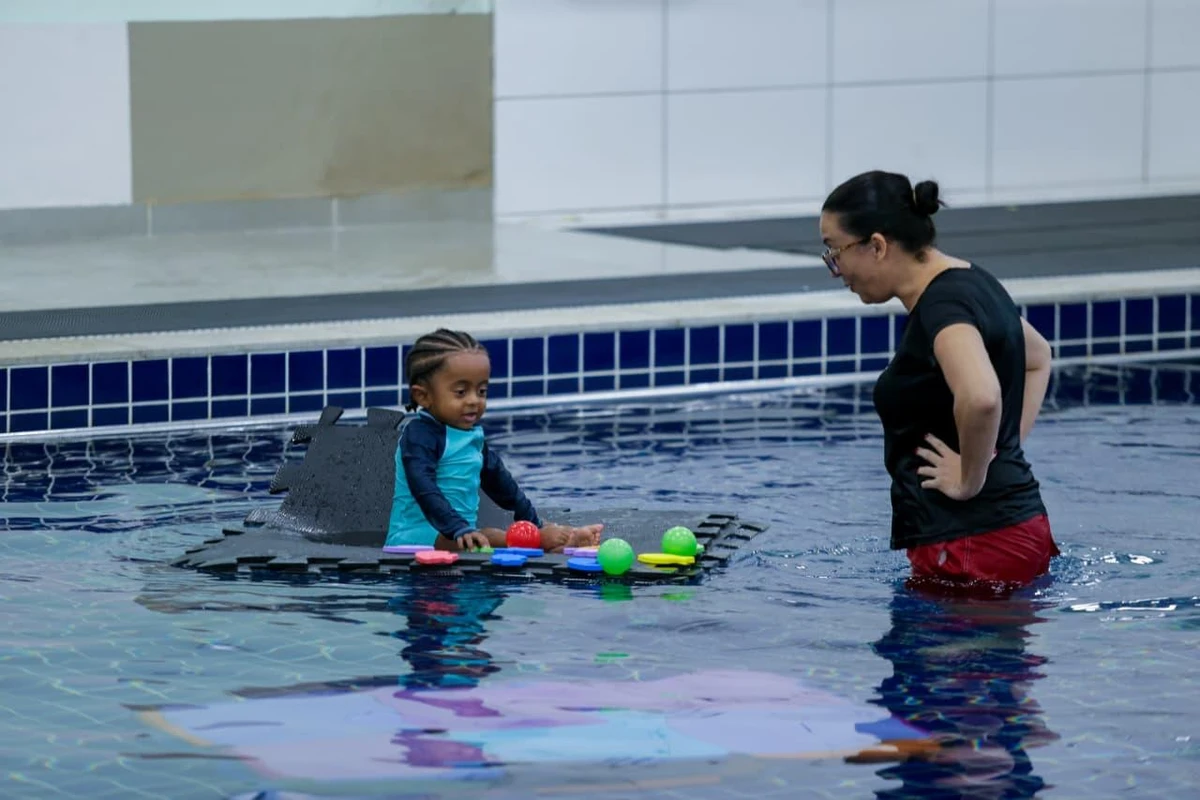 As fisioterapias aquática e em solo são aliadas no tratamento de reabilitação de crianças com osteogênese, como Samuel, e microcefalia, como Lucas por Arisson Marinho/CORREIO