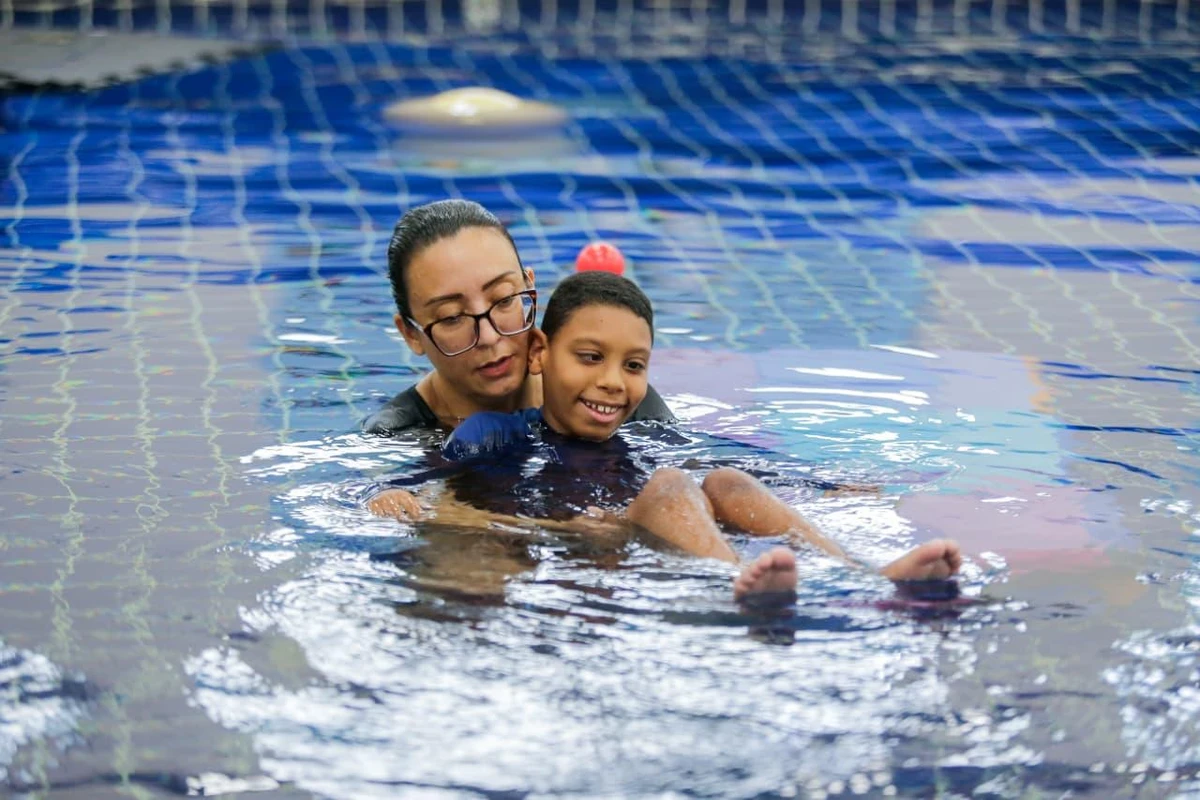 As fisioterapias aquática e em solo são aliadas no tratamento de reabilitação de crianças com osteogênese, como Samuel, e microcefalia, como Lucas por Arisson Marinho/CORREIO