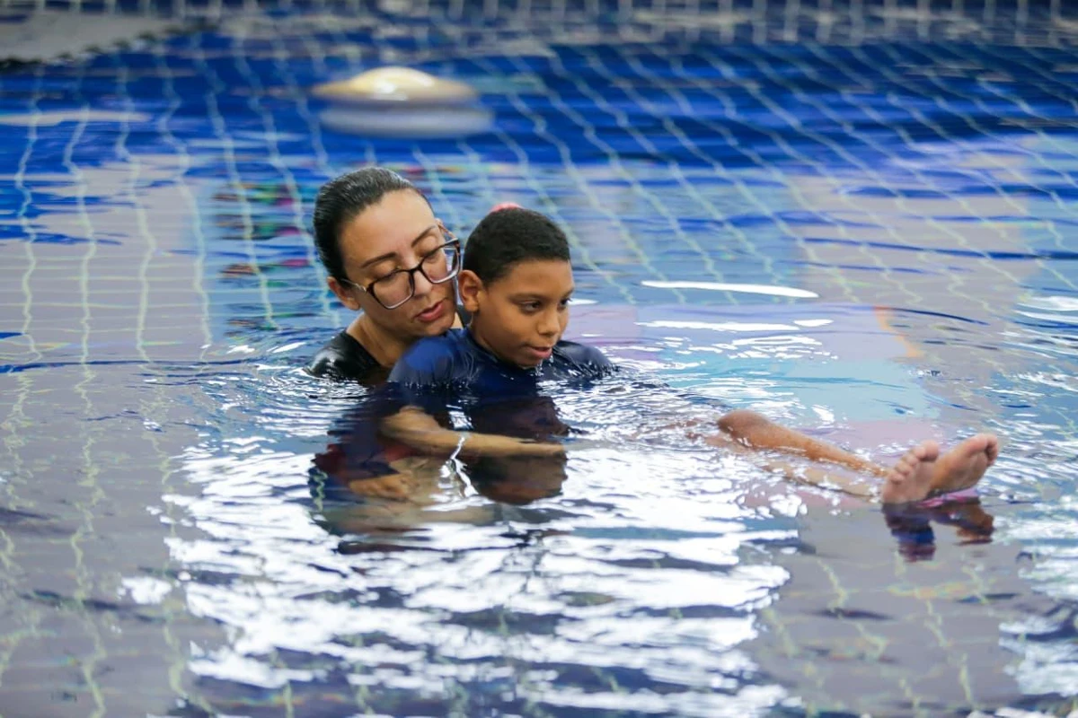 As fisioterapias aquática e em solo são aliadas no tratamento de reabilitação de crianças com osteogênese, como Samuel, e microcefalia, como Lucas por Arisson Marinho/CORREIO