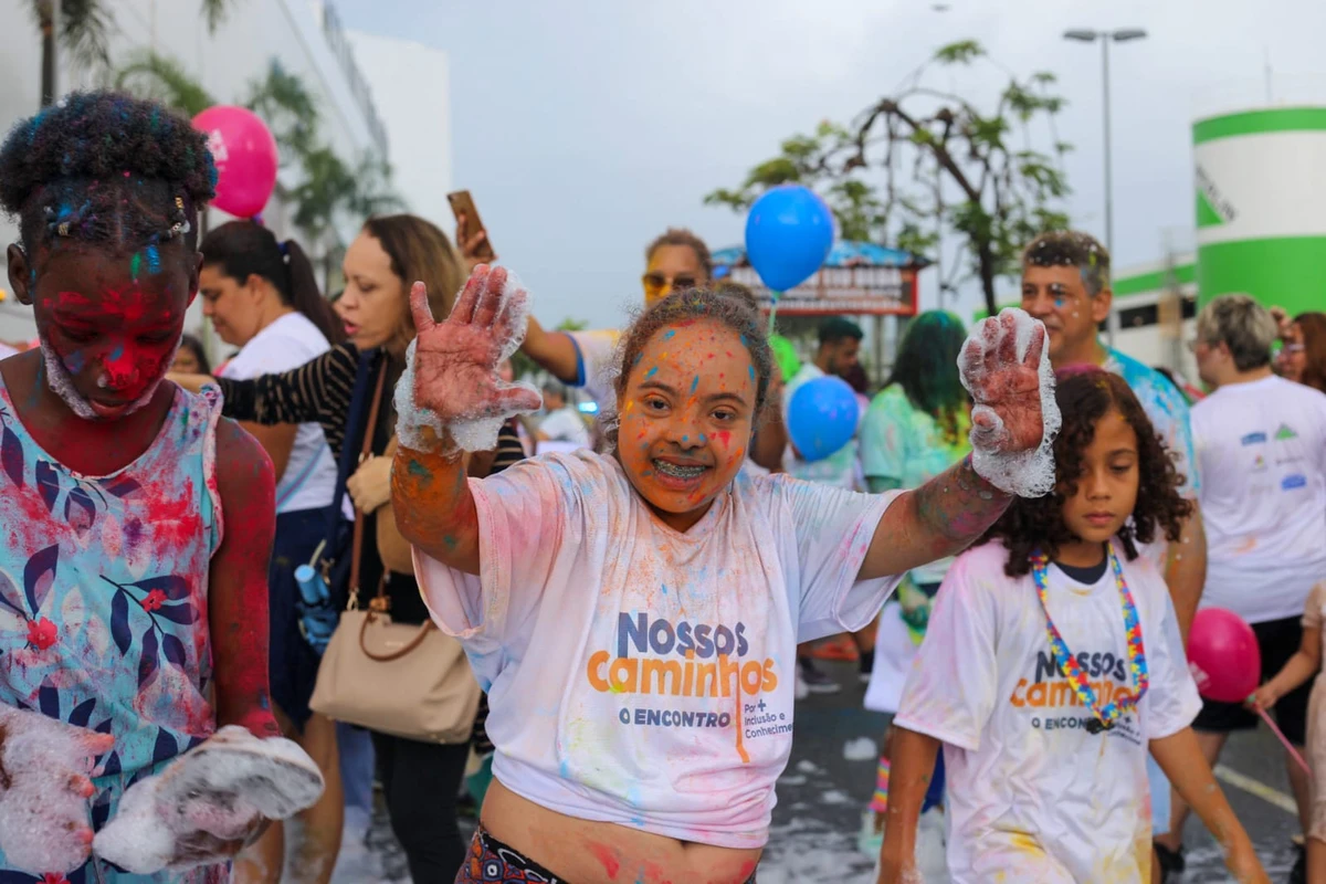 Caminhada Inclusiva reúne famílias no Shopping Bela Vista e reforça mensagem de respeito e acolhimento por  Luís Monteiro / Estúdio Hands
