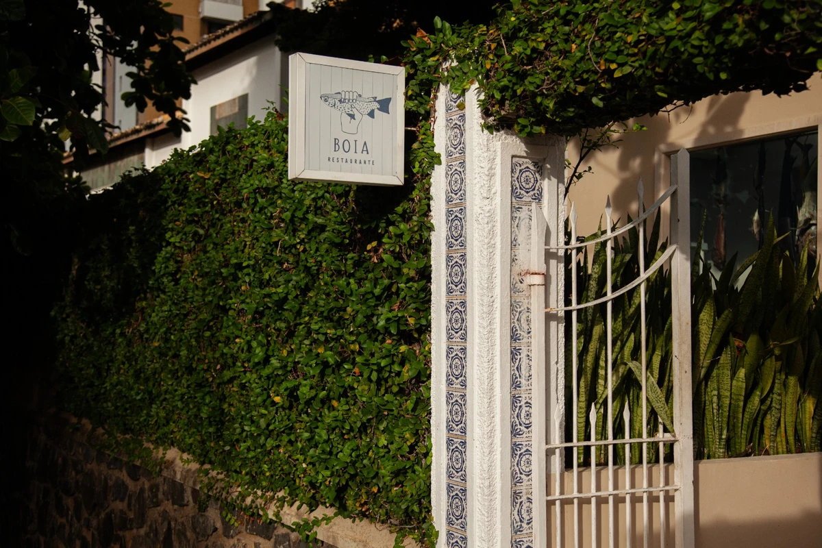 Kaywa Hilton e a arte de levar poesia ao pescado da Bahia por Sora Maia