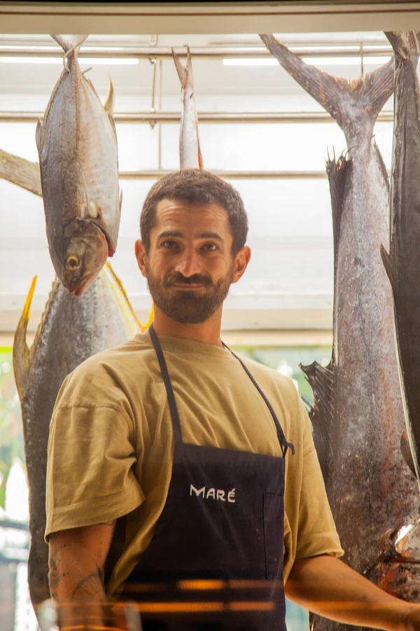 Kaywa Hilton e a arte de levar poesia ao pescado da Bahia por Sora Maia