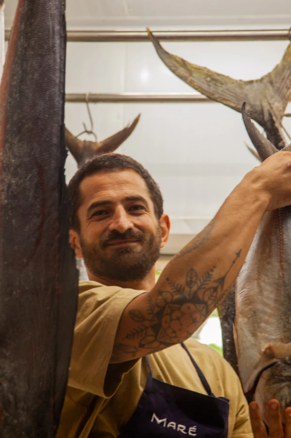 Kaywa Hilton e a arte de levar poesia ao pescado da Bahia por Sora Maia