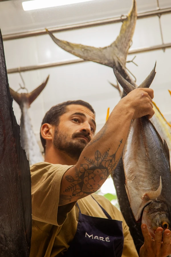 Kaywa Hilton e a arte de levar poesia ao pescado da Bahia por Sora Maia