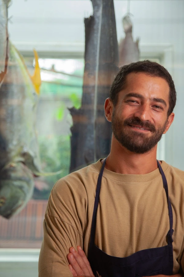 Kaywa Hilton e a arte de levar poesia ao pescado da Bahia por Sora Maia