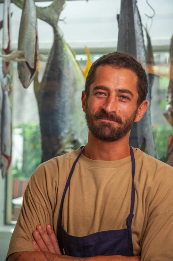 Kaywa Hilton e a arte de levar poesia ao pescado da Bahia por Sora Maia