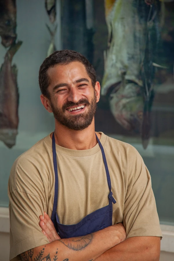 Kaywa Hilton e a arte de levar poesia ao pescado da Bahia por Sora Maia