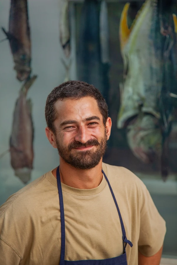 Kaywa Hilton e a arte de levar poesia ao pescado da Bahia por Sora Maia