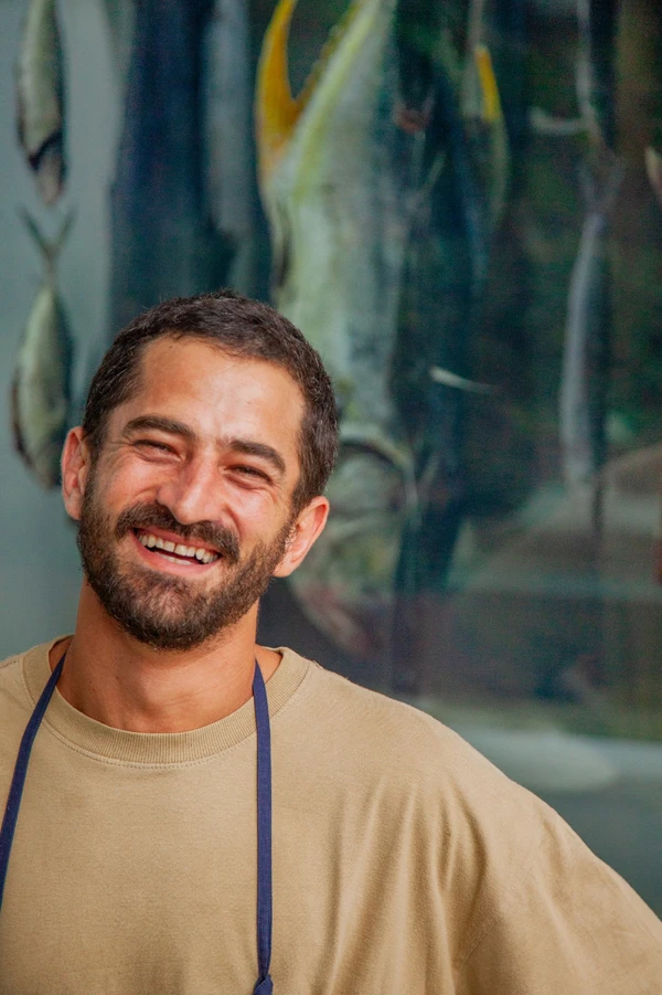 Kaywa Hilton e a arte de levar poesia ao pescado da Bahia por Sora Maia