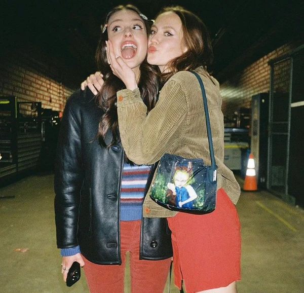 Olivia Rodrigo e Iris Apatow por Reprodução/ Instagram