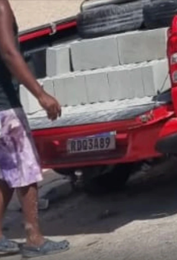 Vizinhos dizem que casa de praia e ex-comandante do Corpo de Bombeiros tem festas à noite com várias mulheres por Redes sociais