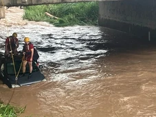 Imagem - Diarista desaparece após carro cair em córrego durante temporal