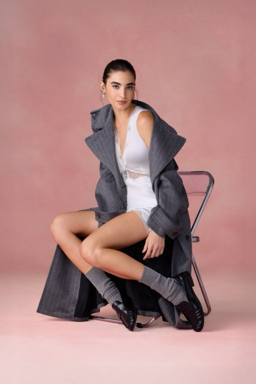 A  roupa de dormir, quase etérea, ganha força pelo uso de uma sobreposição mais pesada