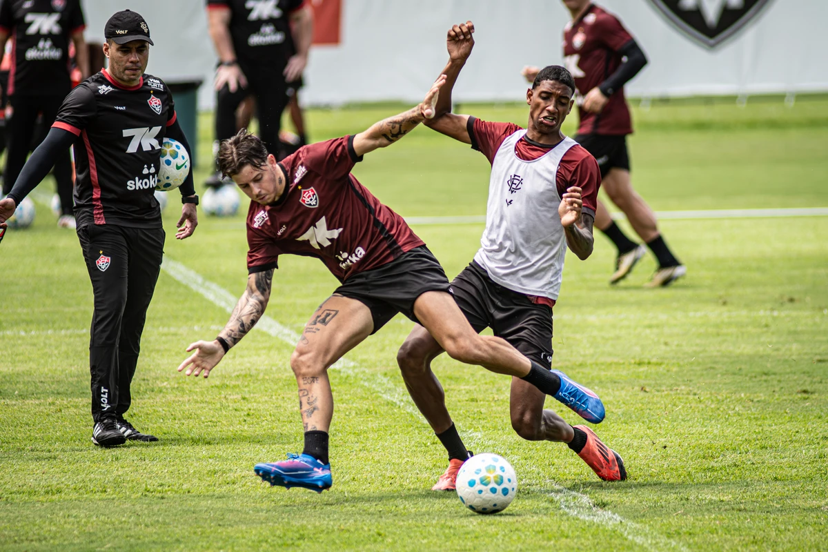 Elenco do Vitória treinando em preparação para encarar a Chapecoense 