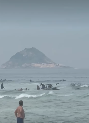 Helicóptero faz um pouso forçado no mar por Reprodução