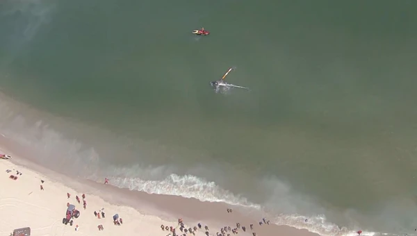 Helicóptero faz um pouso forçado no mar por Reprodução/TV Globo