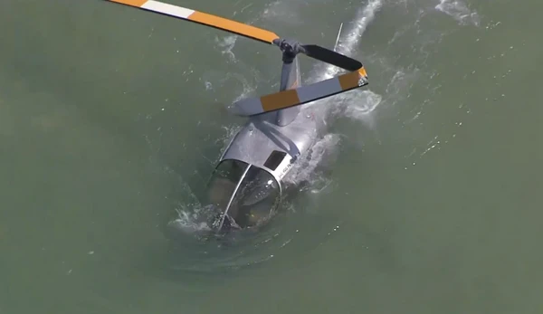 Helicóptero faz um pouso forçado no mar por Reprodução/TV Globo
