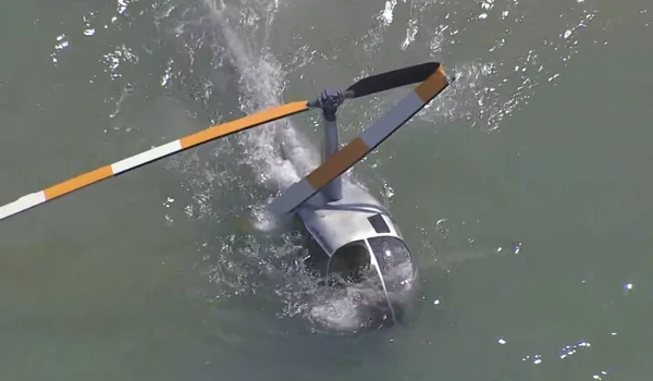 Helicóptero faz um pouso forçado no mar por Reprodução/TV Globo