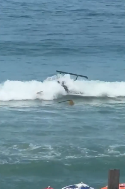 Helicóptero faz um pouso forçado no mar por Reprodução