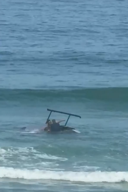 Helicóptero faz um pouso forçado no mar por Reprodução