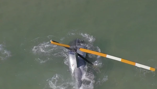 Helicóptero faz um pouso forçado no mar por Reprodução/TV Globo