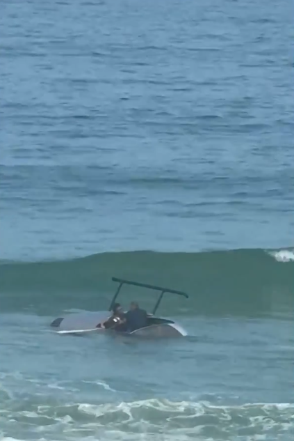 Helicóptero faz um pouso forçado no mar por Reprodução