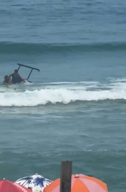 Helicóptero faz um pouso forçado no mar por Reprodução