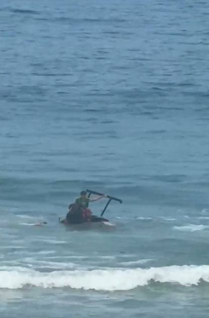 Helicóptero faz um pouso forçado no mar por Reprodução