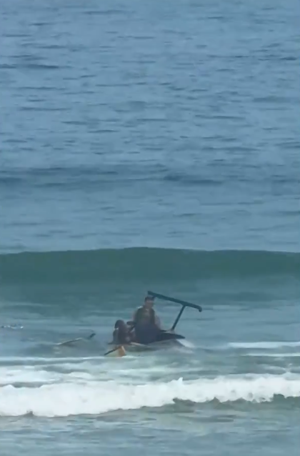 Helicóptero faz um pouso forçado no mar por Reprodução