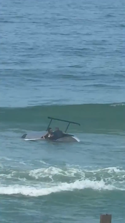 Helicóptero faz um pouso forçado no mar por Reprodução