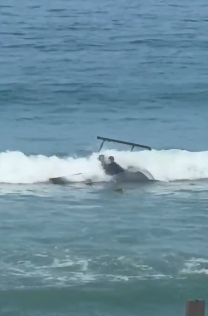 Helicóptero faz um pouso forçado no mar por Reprodução