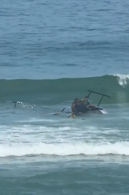 Helicóptero faz um pouso forçado no mar por Reprodução