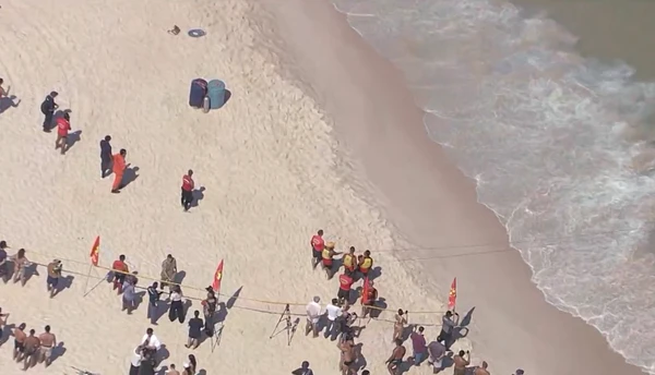 Helicóptero faz um pouso forçado no mar por Reprodução/TV Globo