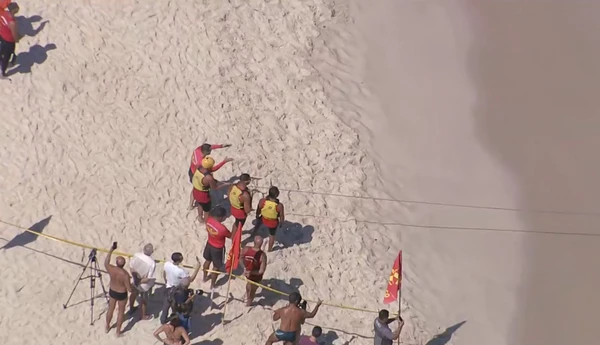 Helicóptero faz um pouso forçado no mar por Reprodução/TV Globo