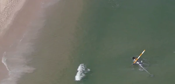 Helicóptero faz um pouso forçado no mar por Reprodução/TV Globo